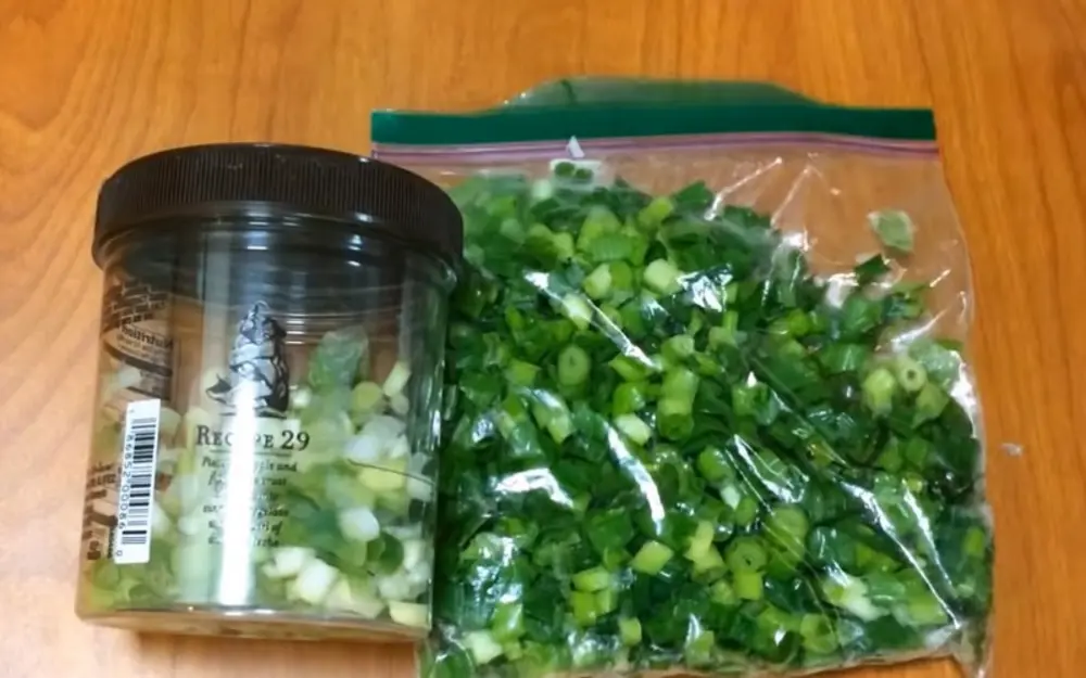 Cắt nhỏ hành lá và trữ đông trong túi zip là cách bảo quản hành lá lâu và tiện lợi cho việc nấu nướng