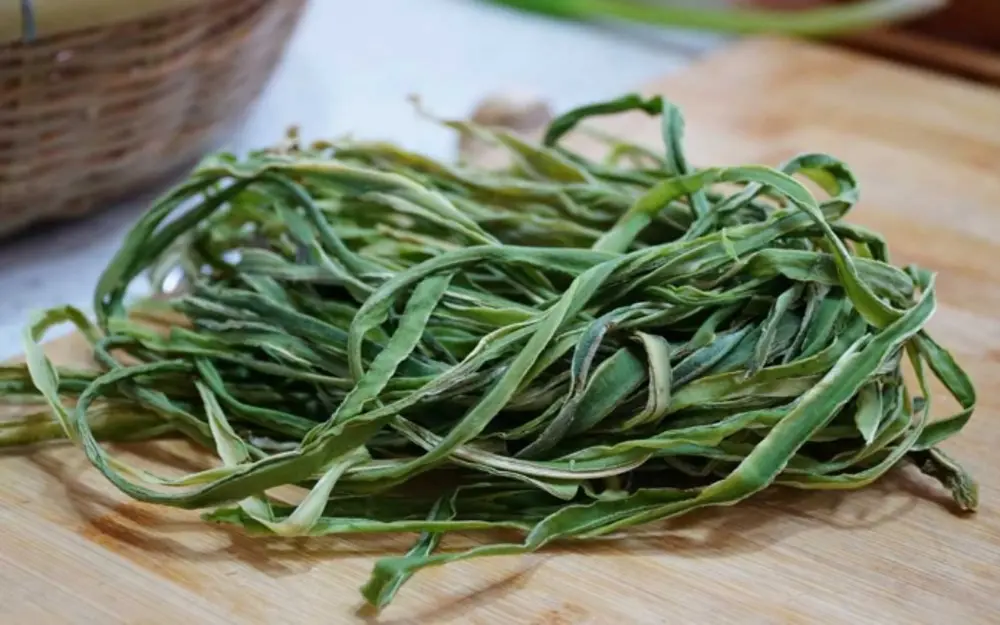 Bảo quản rau tiến vua khô trong ngăn mát tủ lạnh giúp giữ rau được lâu hơn và tránh ẩm mốc
