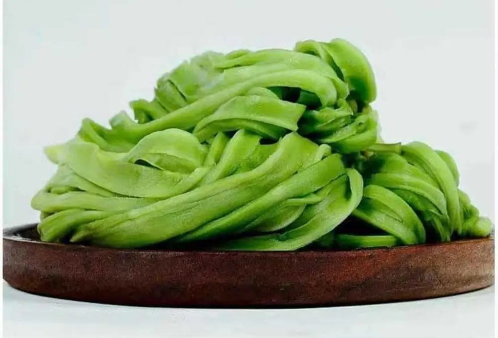 Bảo quản rau tiến vua đã ngâm trong hộp kín và để ngăn mát giúp giữ rau giòn ngon được vài ngày
