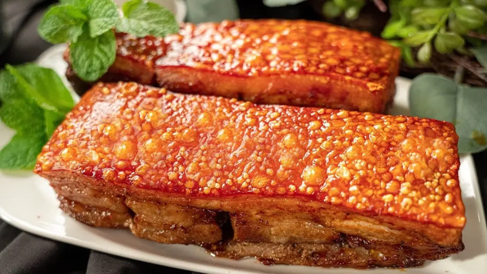 Thịt heo quay có thể bảo quản trong ngăn mát tủ lạnh, lót giấy thấm dầu để giữ độ giòn của da