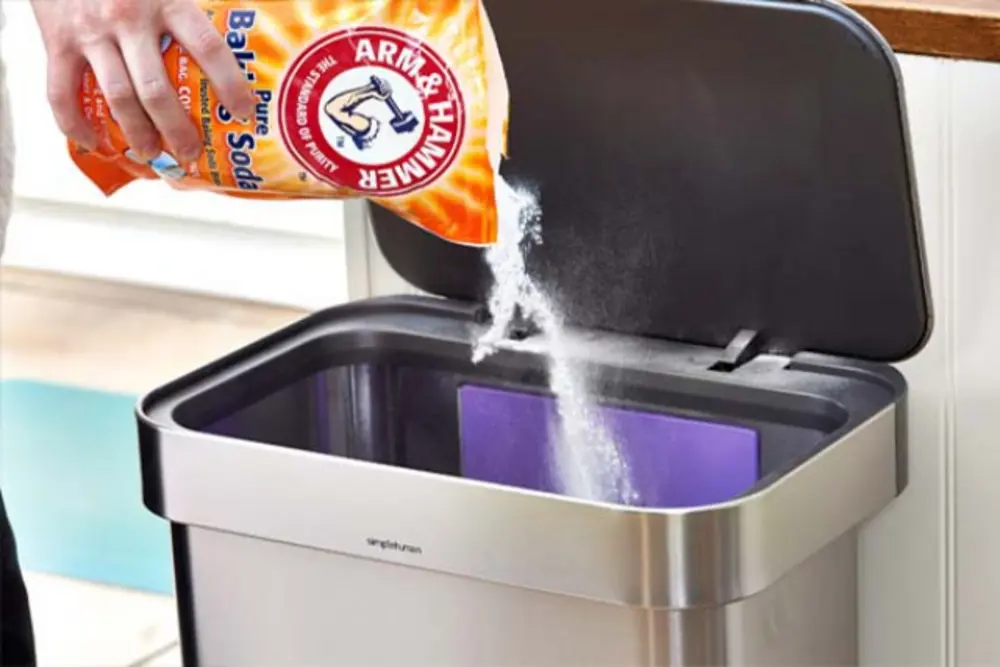 Sử dụng baking soda dưới đáy rắc dưới đáy thùng rác để khử mùi hôi an toàn