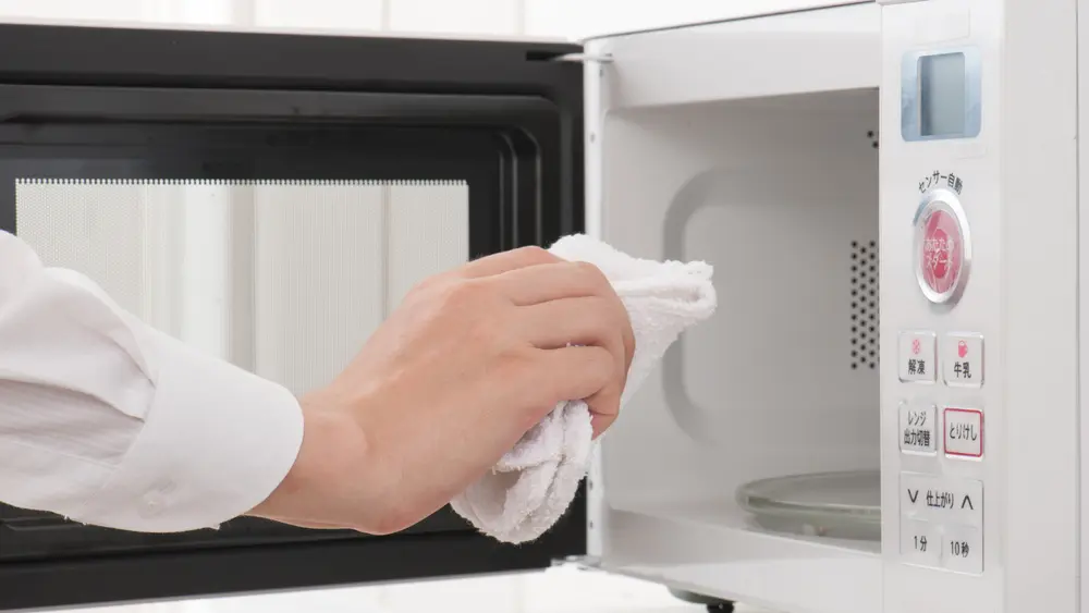 Thực hiện đầy đủ các bước vệ sinh từ đĩa xoay, bên trong đến bên ngoài giúp lò vi sóng luôn sạch sẽ toàn diện