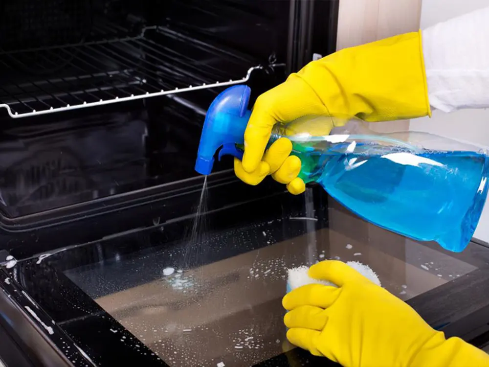 Nước lau kính giúp làm sạch và sáng bóng mặt kính cửa lò vi sóng, nhưng cần sử dụng cẩn thận