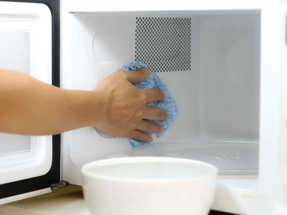 Rượu trắng có khả năng khử trùng và loại bỏ dầu mỡ, giúp làm sạch lò vi sóng một cách hiệu quả