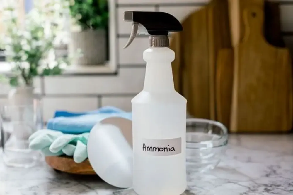 Amoniac là chất tẩy rửa mạnh cho các vết bẩn cực kỳ cứng đầu, nhưng cần sử dụng với sự cẩn trọng cao nhất và đảm bảo thông gió