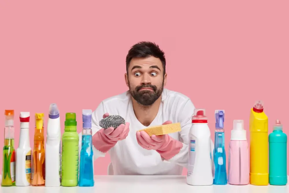 Thoa kem tẩy rửa chuyên dụng lên mặt kính bếp từ và lau sạch để loại bỏ vết bẩn và dầu mỡ.