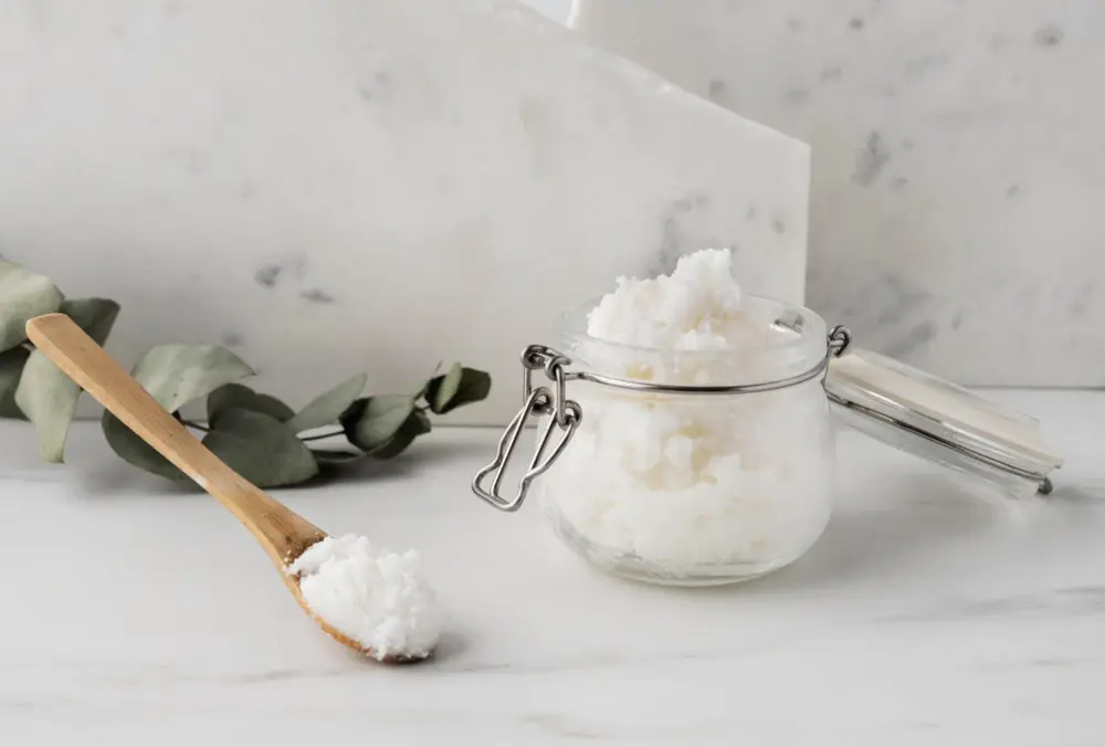Làm sạch thớt nhựa hiệu quả bằng baking soda, giúp loại bỏ vết bẩn và khử mùi.