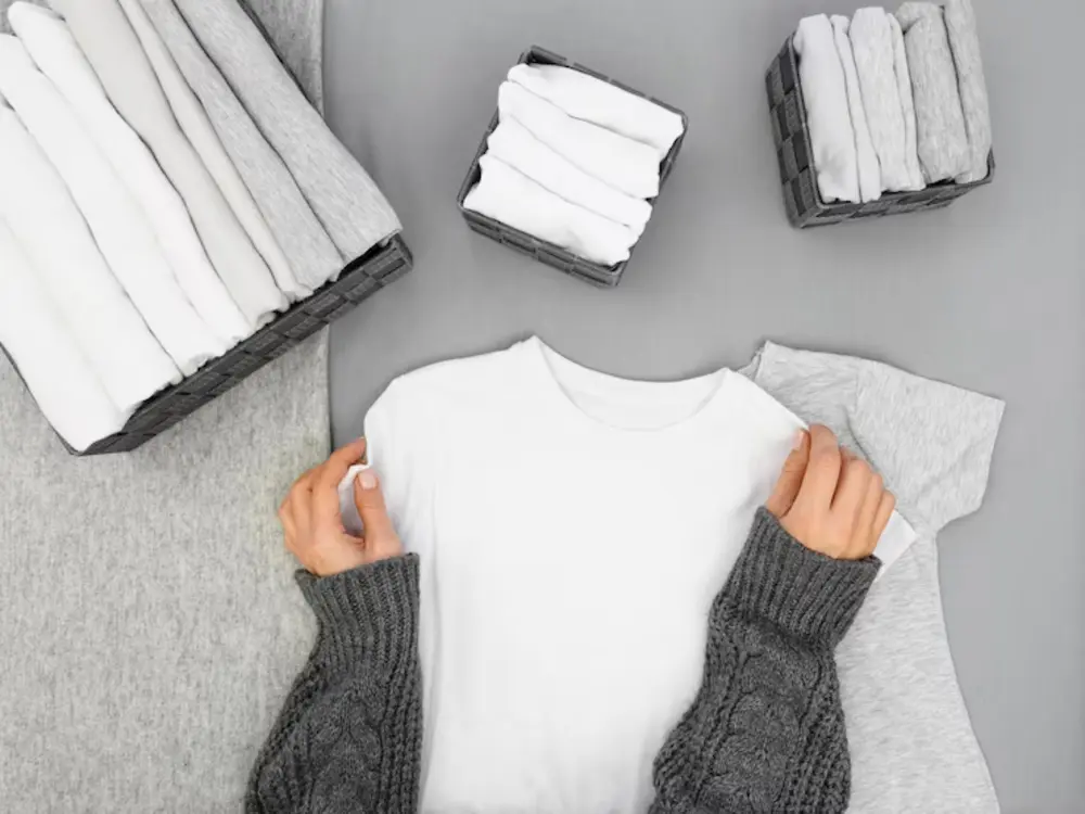 Áo trắng sau khi giặt sạch nên được bảo quản nơi khô ráo tránh ẩm mốc