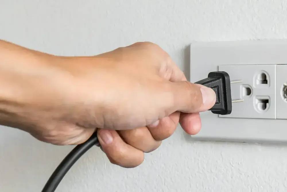 Bạn hãy rút phích cắm của một thiết bị điện tử (TV hoặc máy tính) ra khỏi ổ cắm