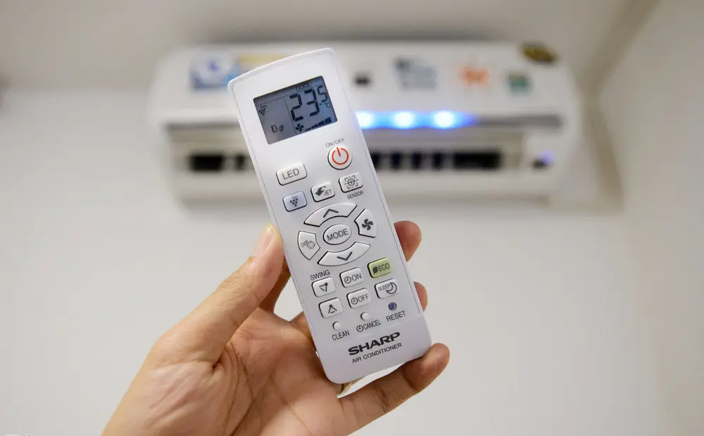 Bạn hãy sử dụng điều khiển để cài đặt nhiệt độ máy lạnh ở mức hợp lý, có thể thấy thêm một chiếc quạt đang hoạt động trong phòng