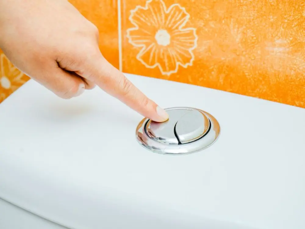 Bồn cầu hai chế độ xả cho phép lựa chọn lượng nước phù hợp, góp phần tiết kiệm nước hiệu quả trong sinh hoạt