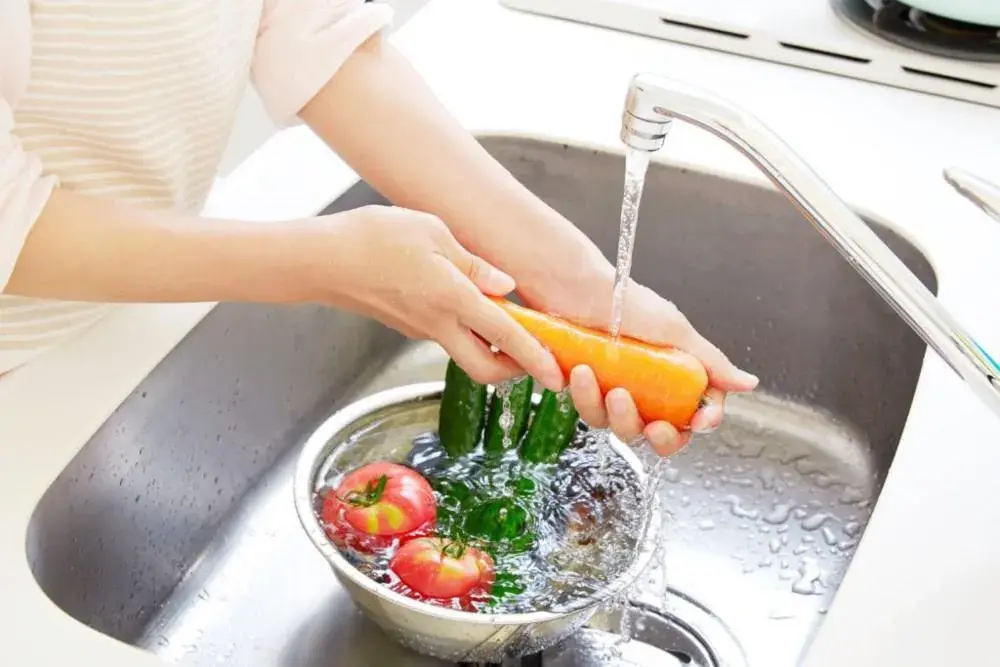 Rửa thực phẩm trong chậu giúp kiểm soát lượng nước sử dụng tốt hơn so với việc xả trực tiếp dưới vòi
