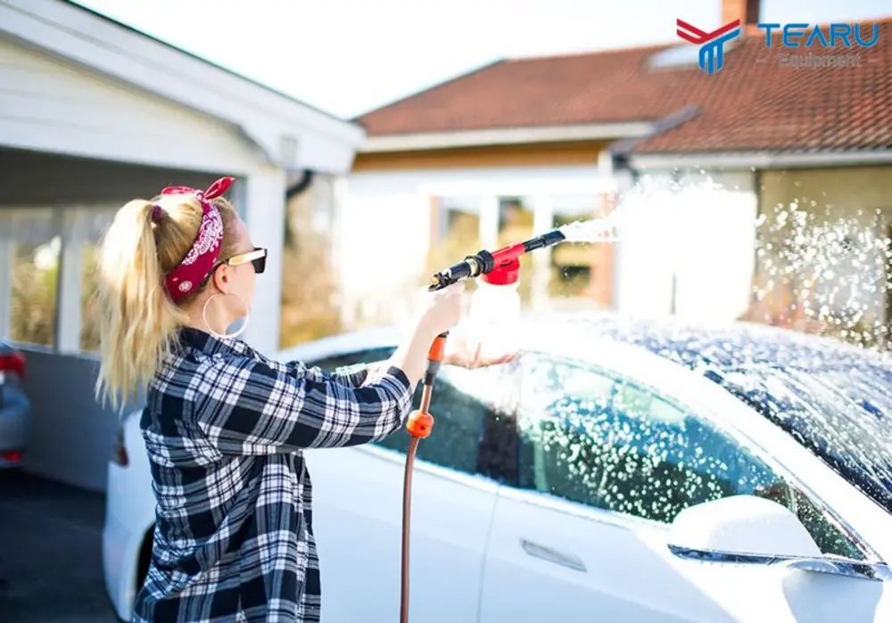 Sử dụng xô và các dụng cụ cọ rửa thay vì vòi xịt liên tục là cách thông minh để tiết kiệm nước khi vệ sinh xe cộ, sân nhà