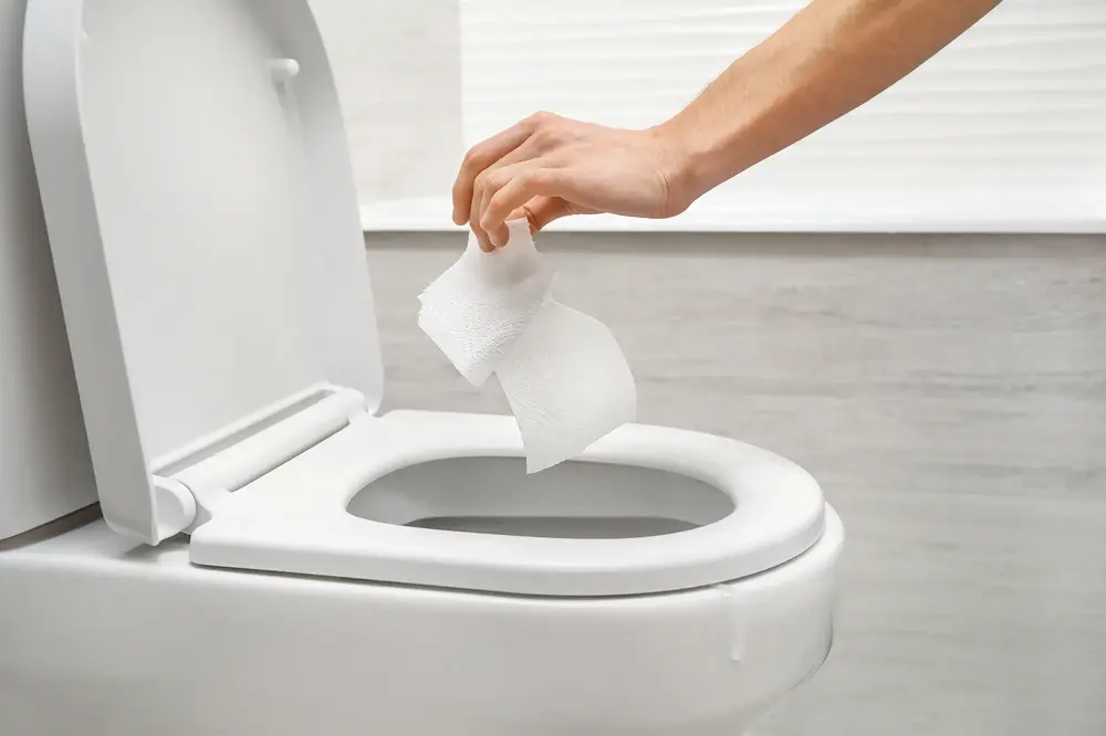 Sử dụng bồn cầu đúng cách, không xả rác bừa bãi giúp tiết kiệm nước và bảo vệ hệ thống thoát nước