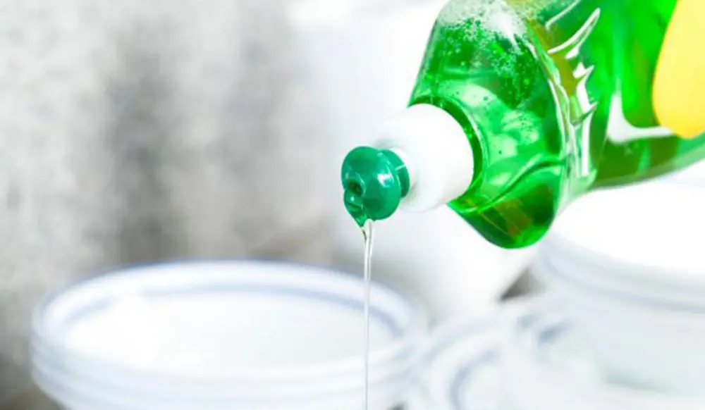 Dung dịch tẩy cặn chuyên dụng là giải pháp mạnh mẽ để vệ sinh cặn ấm siêu tốc một cách nhanh chóng và triệt để