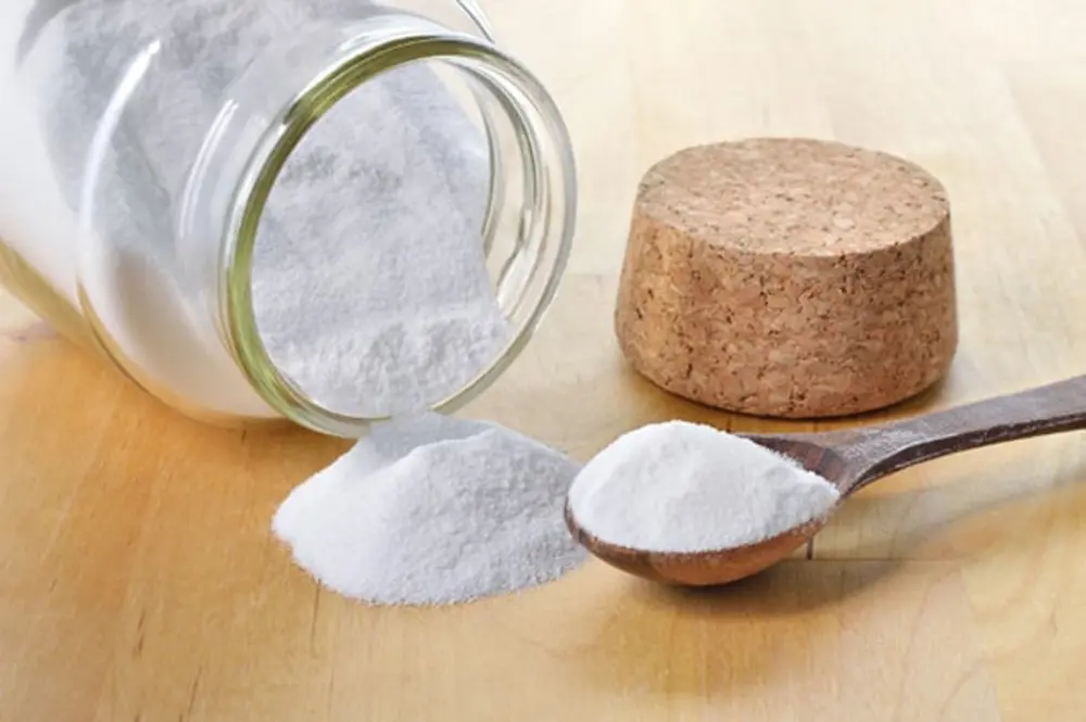 Muối tinh là một nguyên liệu dễ tìm giúp tẩy cặn canxi ấm siêu tốc và khử trùng nhẹ