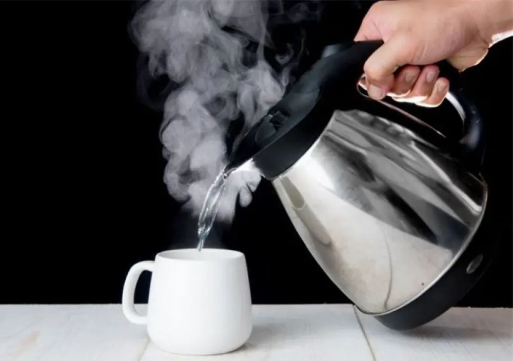 Phương pháp sốc nhiệt nóng - lạnh có thể giúp làm bong các mảng cặn cứng đầu trong ấm siêu tốc