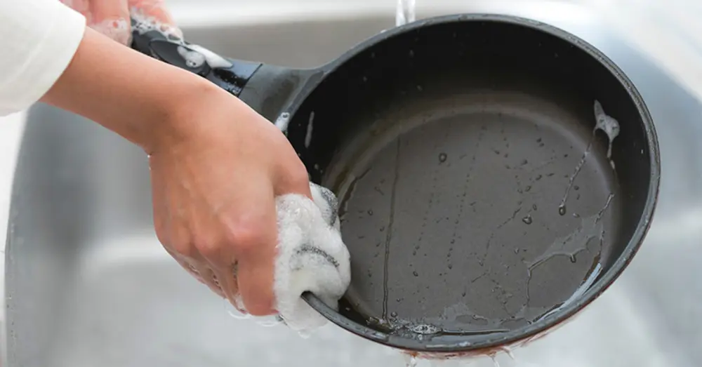 Rửa lại chảo thật sạch bằng nước để đảm bảo không còn sót lại nước rửa chén trên bề mặt