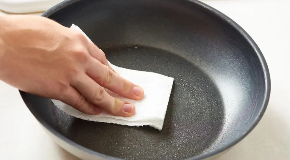 Lau khô hoàn toàn chảo sau khi rửa giúp bảo vệ lớp chống dính và ngăn ngừa vết nước