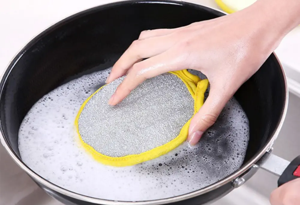 Chỉ nên dùng miếng bọt biển mềm để vệ sinh chảo chống dính