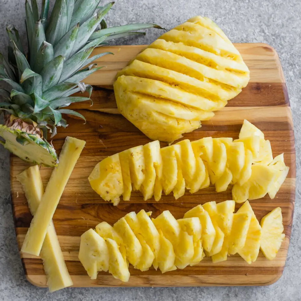 Cắt bỏ vỏ dứa và thái nhỏ, đặt vào tủ lạnh sẽ giúp tủ khử mùi rất tốt