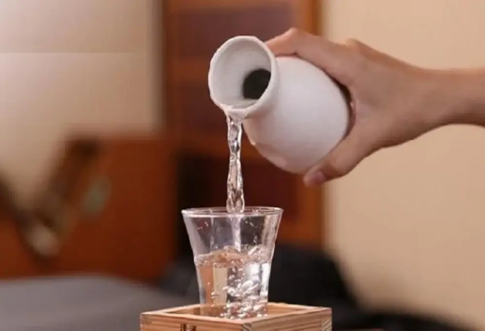 Cho cốc thủy tinh đựng rượu trắng vào trong tủ lạnh để khử mùi