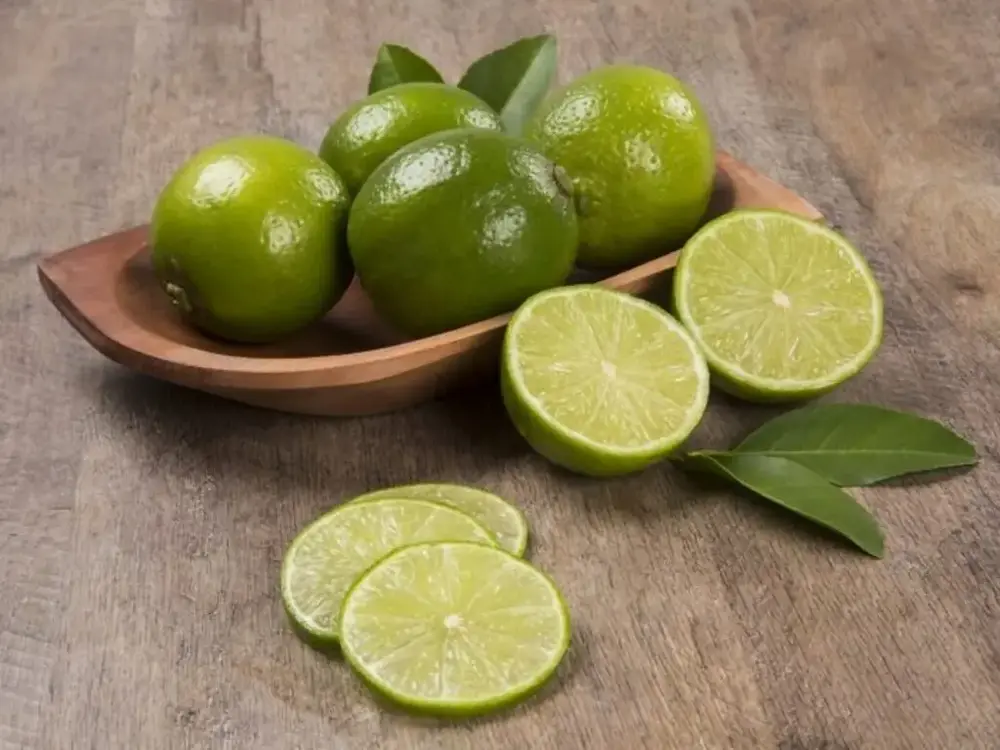Những lát chanh tươi là một mẹo khử mùi nhà vệ sinh đơn giản, mang lại không khí trong lành, tươi mát