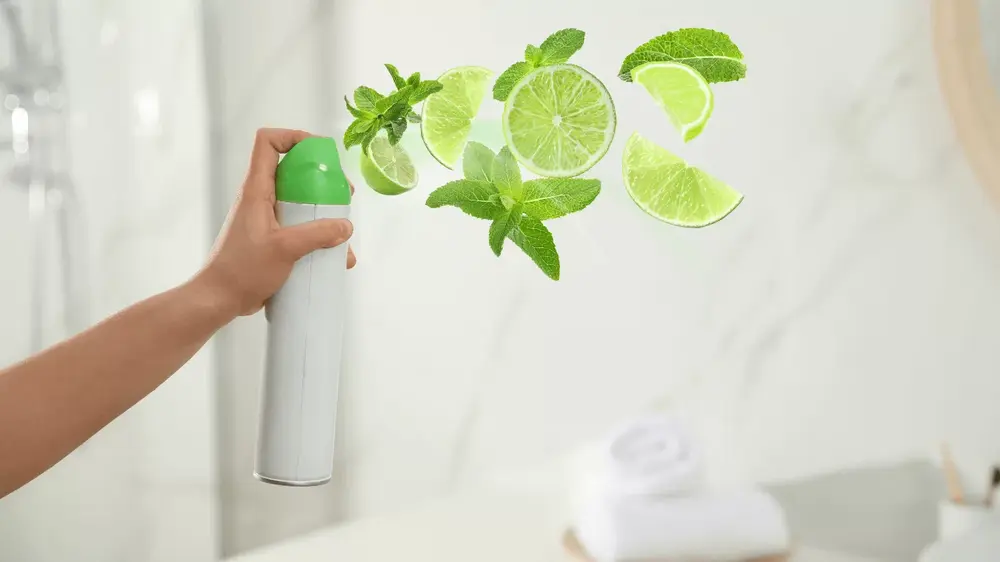 Nước xịt phòng là cách khử mùi hôi trong phòng vệ sinh nhanh chóng, mang lại hương thơm tức thì