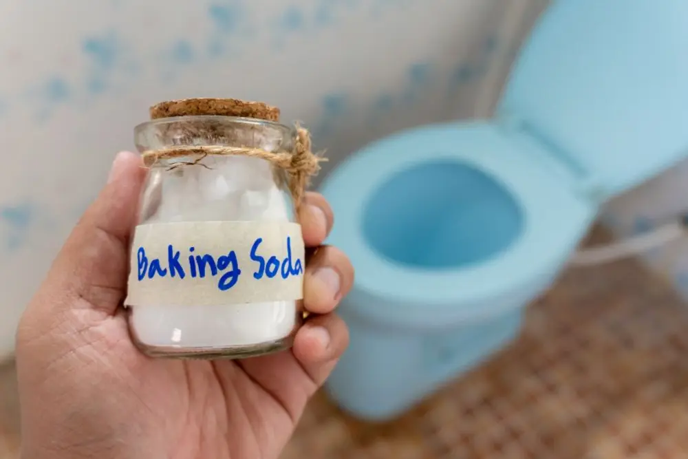 Baking soda không chỉ hút ẩm mà còn là cách khử mùi hôi trong phòng vệ sinh một cách tự nhiên