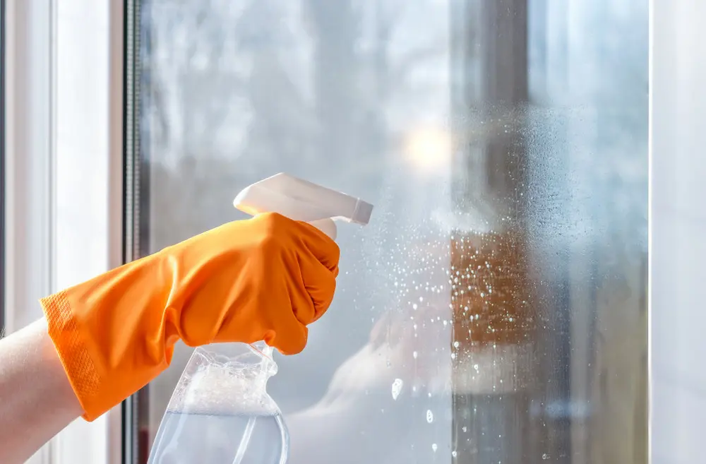 Dầu hỏa hoặc xăng là giải pháp cho các vết bẩn cực kỳ cứng đầu trên kính, nhưng cần đảm bảo an toàn tuyệt đối khi sử dụng