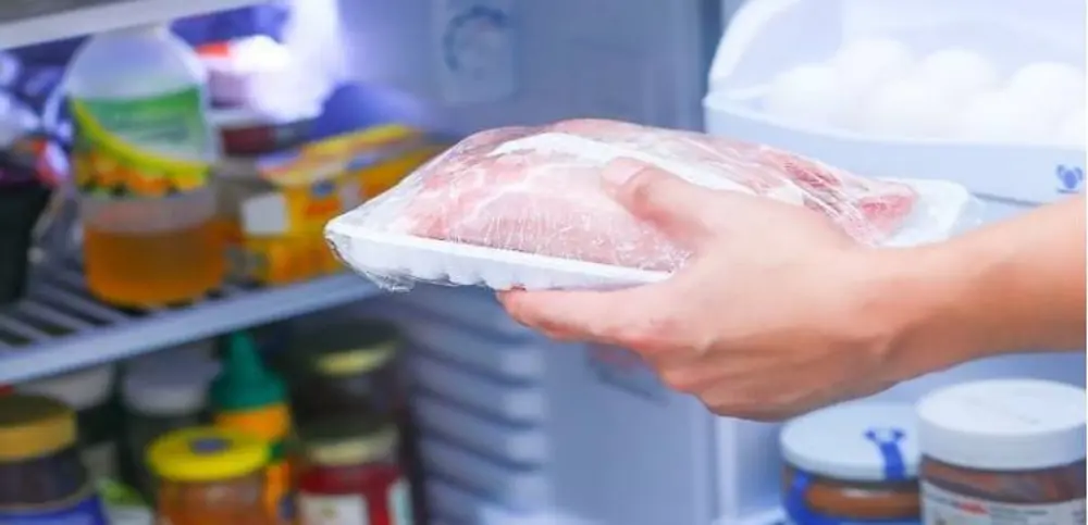 Đặt thịt đông vào ngăn mát tủ lạnh để rã mềm là cách rã đông thịt hiệu quả mà vẫn đảm bảo độ dinh dưỡng
