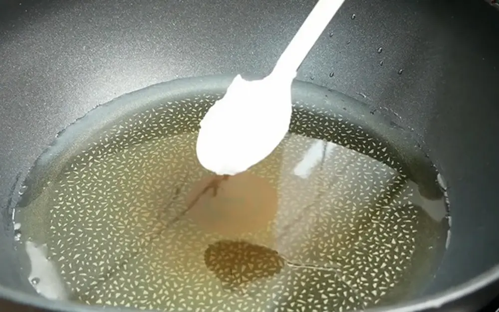 Thêm một chút bột mì vào dầu nóng là một mẹo rán cá không bắn dầu đơn giản mà hiệu quả, giúp dầu không bị bắn