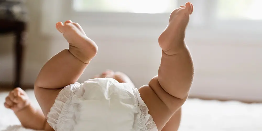 Tã, bỉm rộng dễ bị xô lệch khi bé cử động