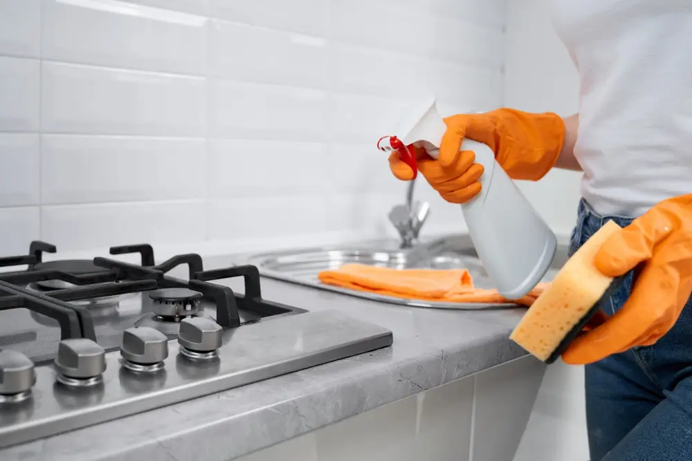 Làm sạch mặt bếp gas, bếp từ và bếp điện, sử dụng các sản phẩm tẩy rửa phù hợp để loại bỏ vết bẩn, dầu mỡ và các vết ố cứng đầu