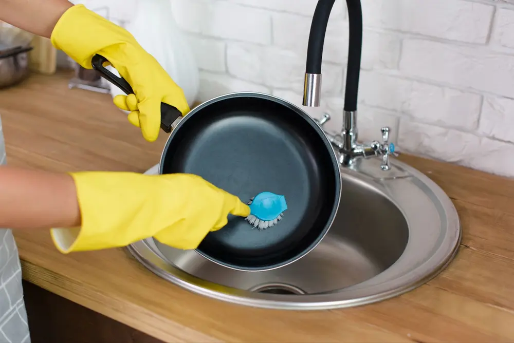 Xử lý dầu mỡ bám trên dụng cụ nhà bếp như chảo, nồi và khay nướng, sử dụng nguyên liệu đơn giản nhưng hiệu quả để làm sạch và bảo vệ các dụng cụ