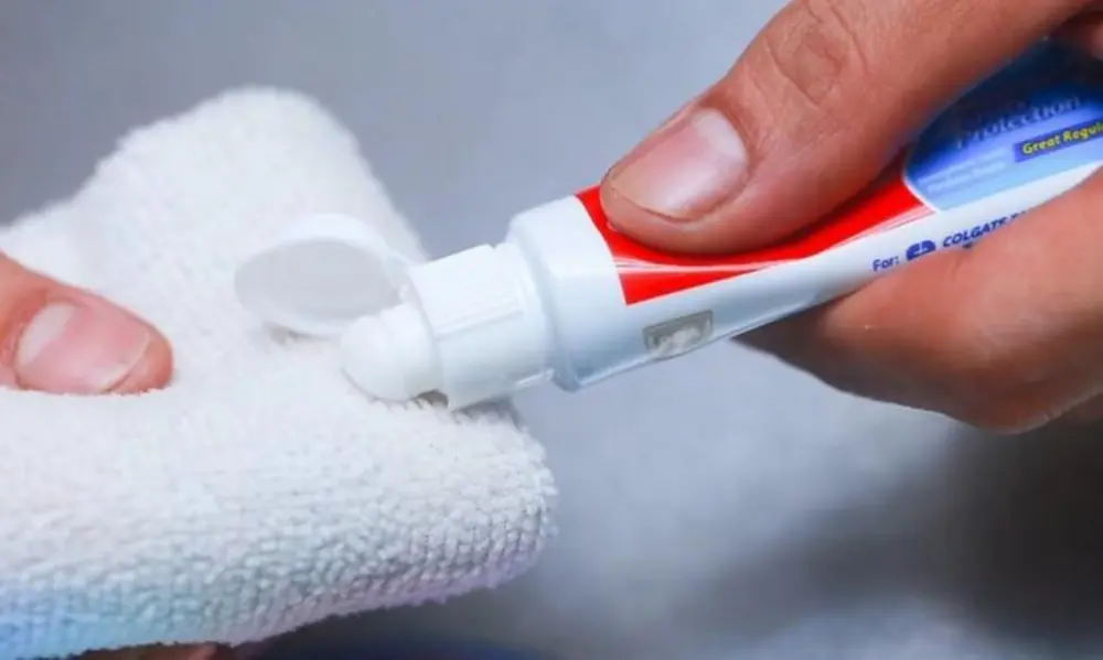 Kem đánh răng có thể là một giải pháp tiện lợi để xử lý các vết bẩn nhỏ hoặc vết mốc nhẹ trên áo phao