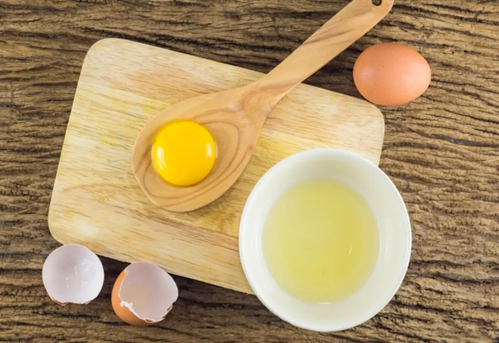Lòng trắng trứng là một mẹo dân gian có thể thử để làm sạch vết bẩn và mốc nhẹ trên áo phao