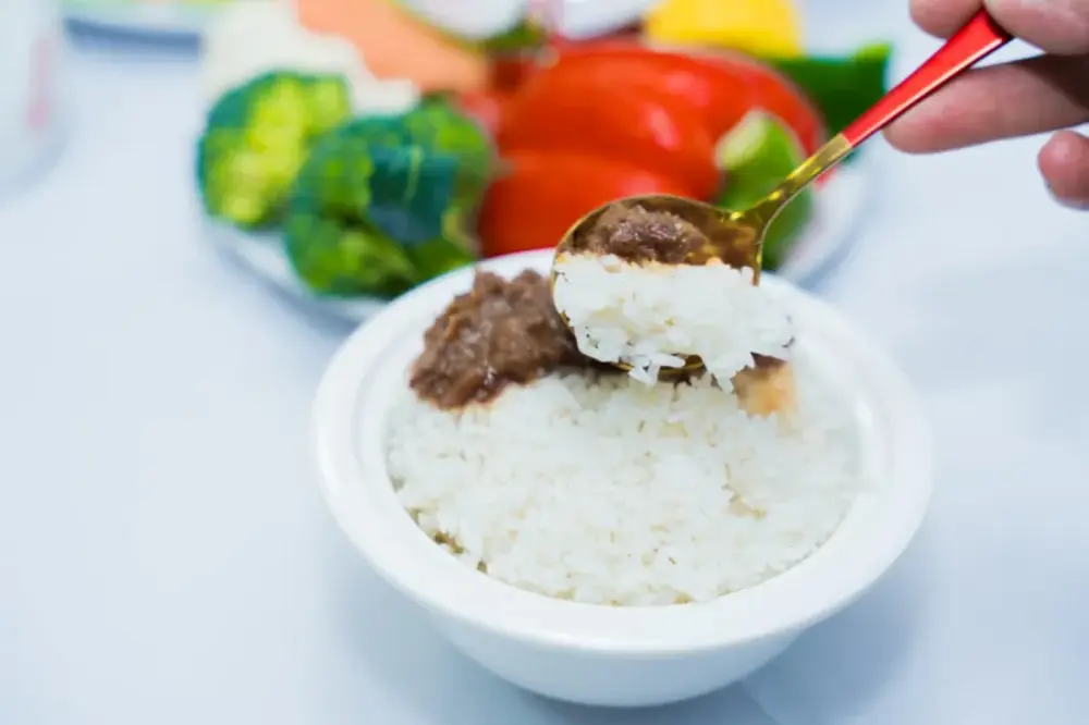 Bảo quản trong ngăn mát tủ lạnh giúp thịt chưng mắm tép giữ được hương vị trong khoảng một tuần