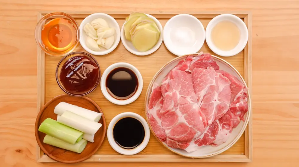 Các loại gia vị trong sốt ướp, đặc biệt là đường và mật ong, góp phần không nhỏ vào việc thịt xíu bao nhiêu calo