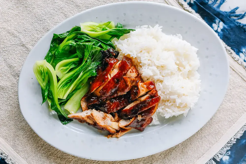 Kết hợp thịt xá xíu với nhiều rau xanh và kiểm soát khẩu phần là bí quyết để thưởng thức món ngon này một cách lành mạnh