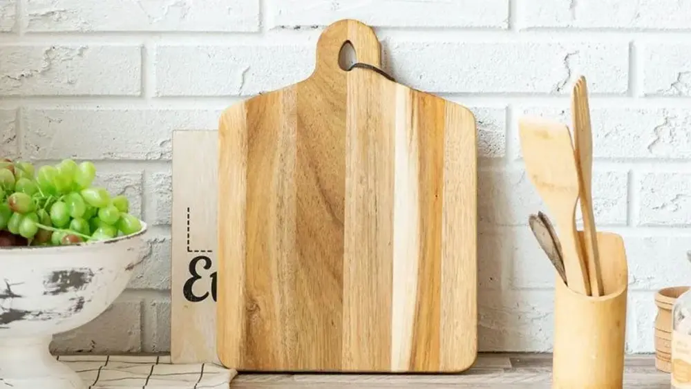 Nên lựa chọn thớt gỗ nguyên khối để tránh bong tróc hoặc thấm nước