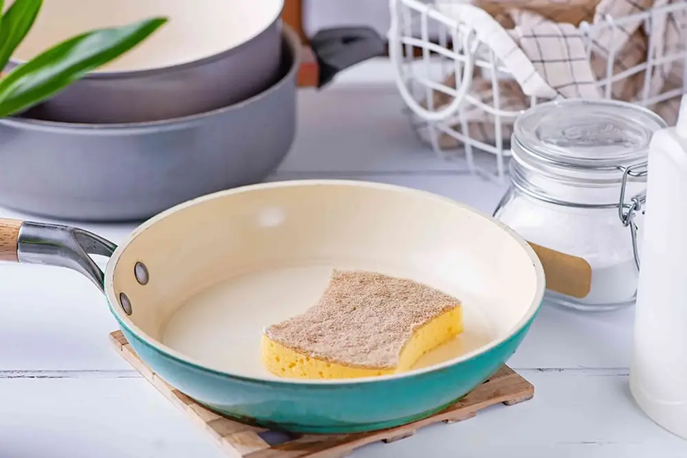 Chuẩn bị dụng cụ mềm mại và dung dịch tẩy rửa nhẹ nhàng là bước đầu tiên quan trọng trong cách vệ sinh chảo chống dính