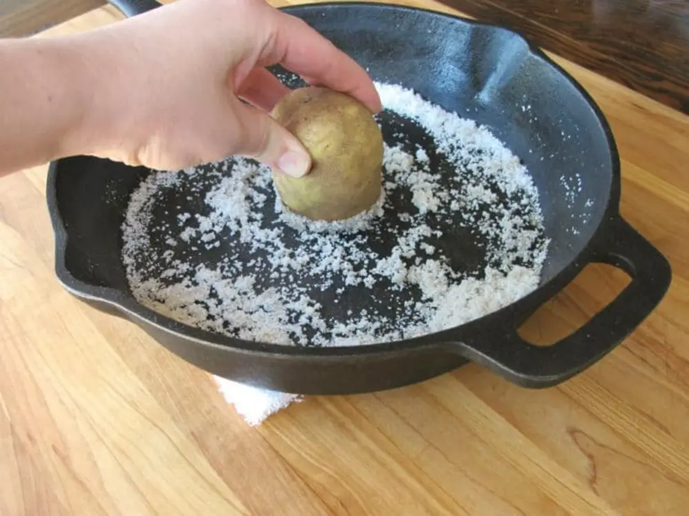 Kết hợp muối và khoai tây là một mẹo dân gian để làm sạch vết cháy trên chảo