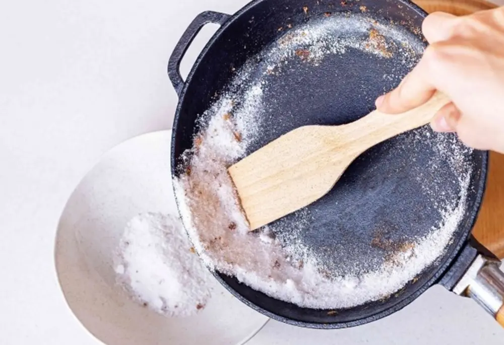 Kết hợp muối và dầu ăn giúp làm sạch và tạo lớp bảo vệ nhẹ cho bề mặt chảo
