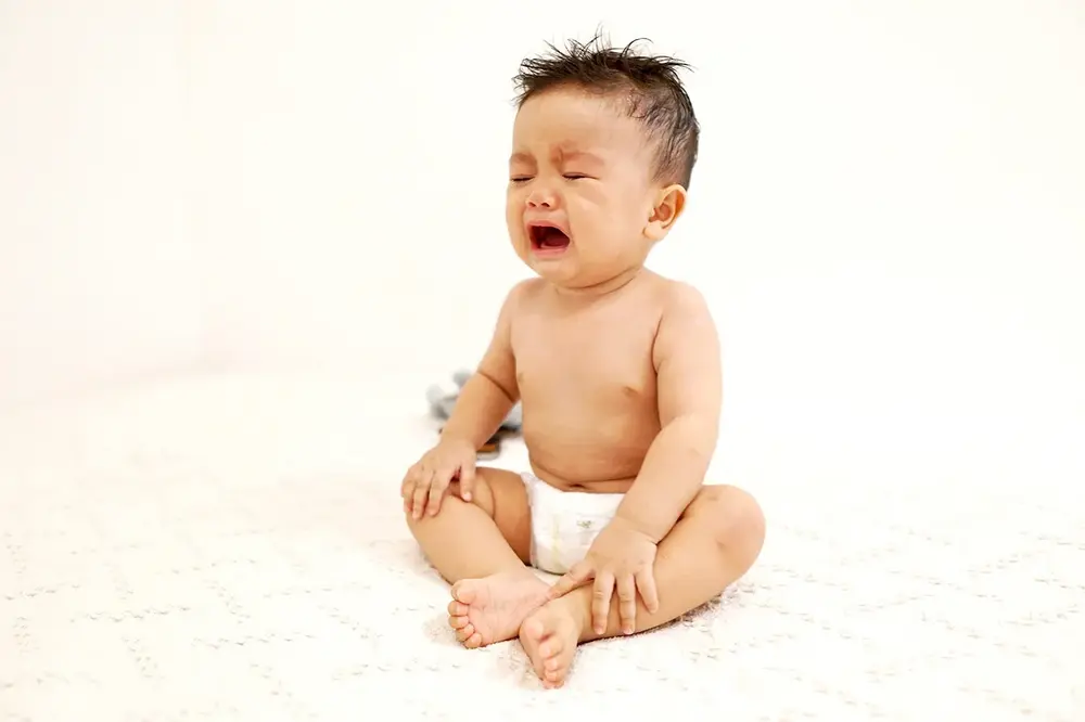 Bé quấy khóc do khó chịu khi mặc tã