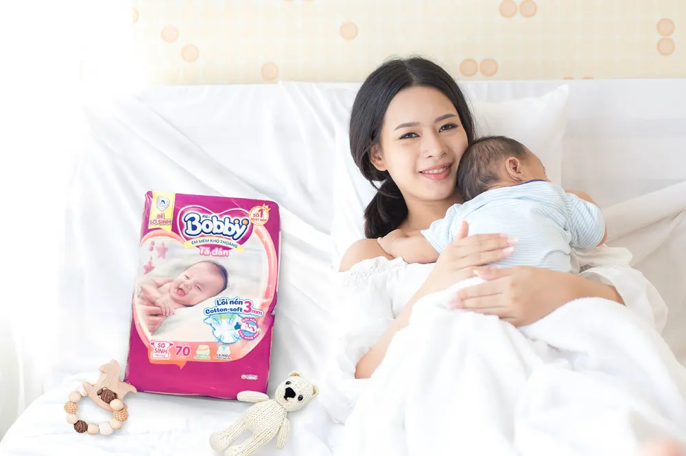 Bé sơ sinh 1 - 2 tháng tuổi sẽ phù hợp với các miếng lót và tã dán size nhỏ