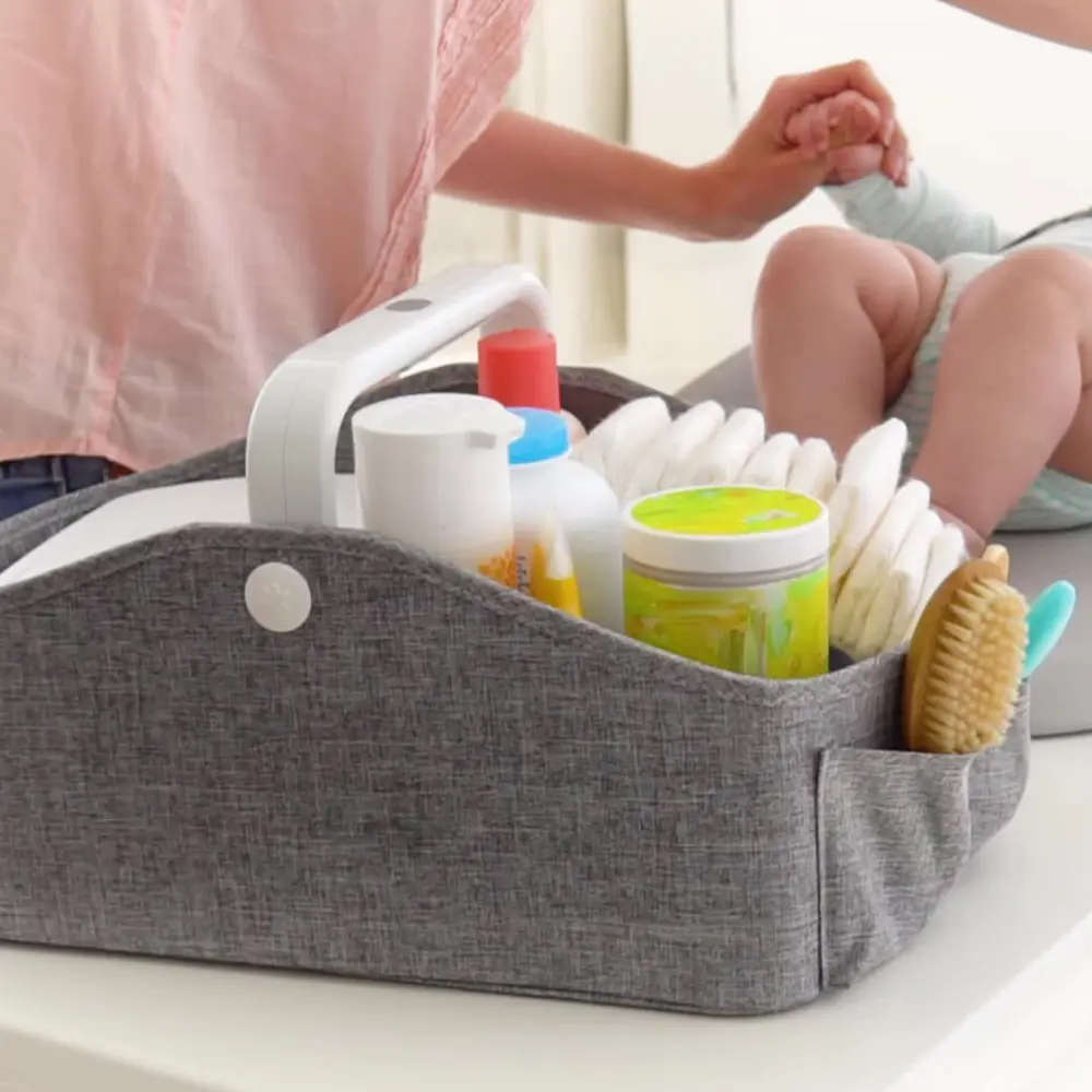 Mẹ chuẩn bị sẵn các vật dụng cần thiết để thay bỉm cho bé trai