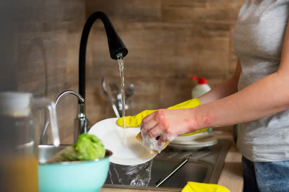 Các mẹo giúp phòng tránh tắc nghẽn bồn rửa chén như sử dụng lưới lọc rác và không đổ dầu mỡ trực tiếp