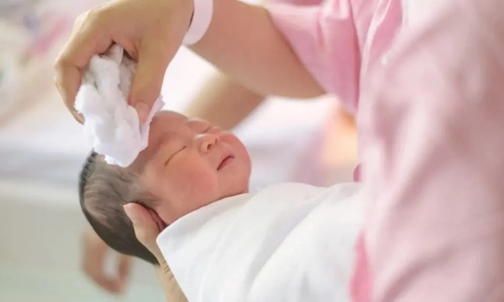 Mẹ nên vệ sinh cho trẻ với nước ấm để hạ sốt