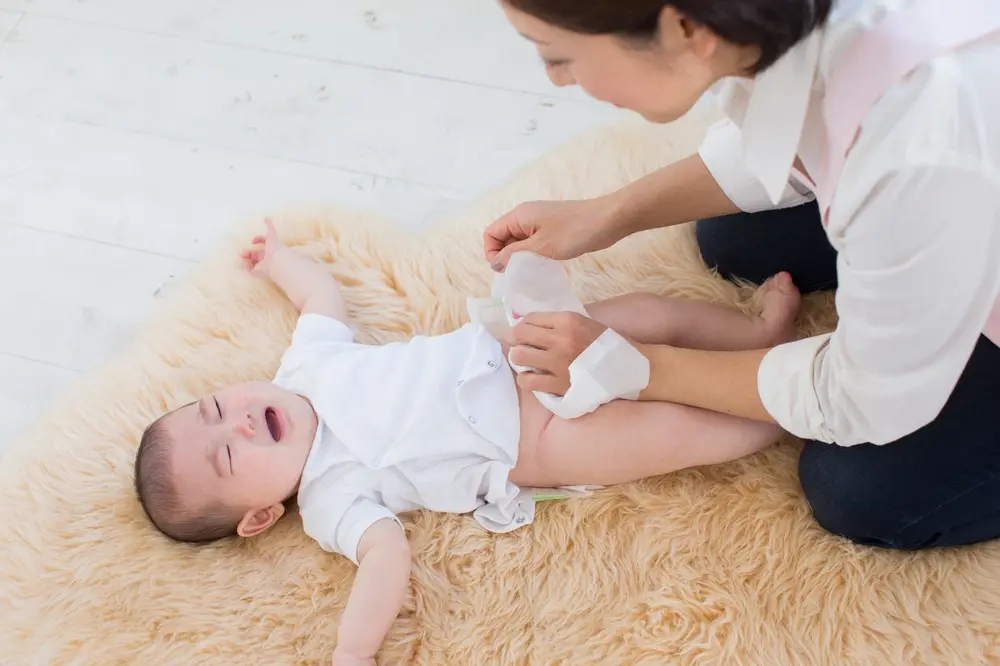 Trẻ sơ sinh rất nhạy cảm, dễ bị tổn thương do bỉm cứng, chất lượng kém
